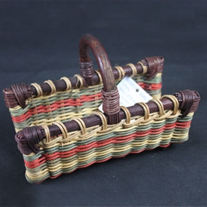 flower basket made in cane の画像